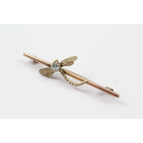 15 - 9ct gold blue paste dragonfly bar brooch (1.4g)