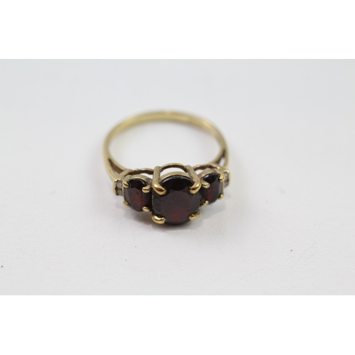 17 - 9ct gold garnet & diamond dress ring (2.6g) Size  N