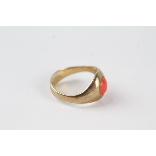 24 - 9ct gold 1970's coral ring (1.7g) Size  F