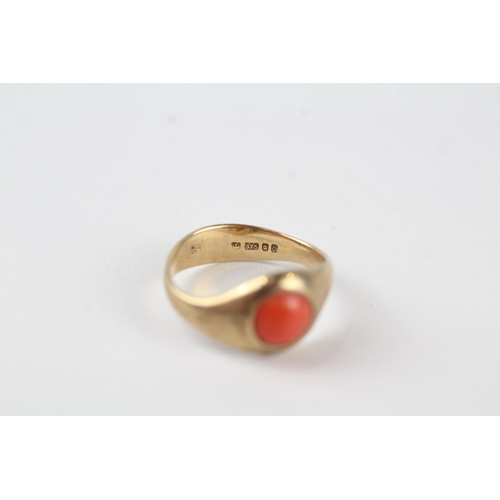 24 - 9ct gold 1970's coral ring (1.7g) Size  F