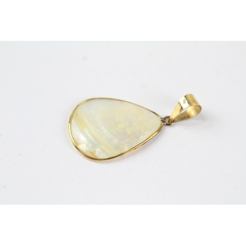 28 - 16ct gold mother of pearl pendant (1.2g)