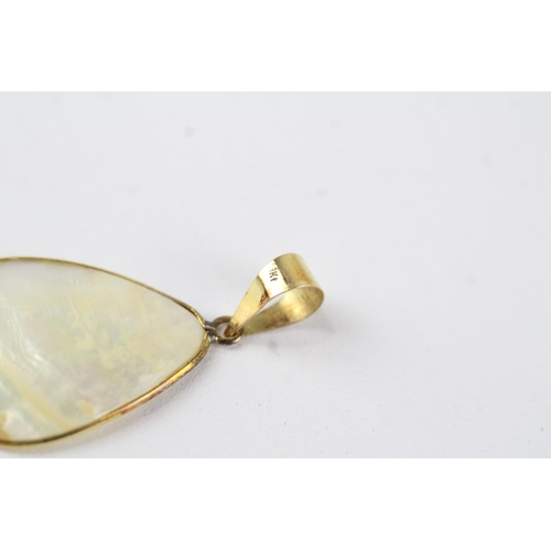 28 - 16ct gold mother of pearl pendant (1.2g)