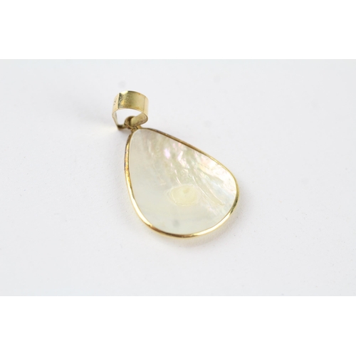 28 - 16ct gold mother of pearl pendant (1.2g)