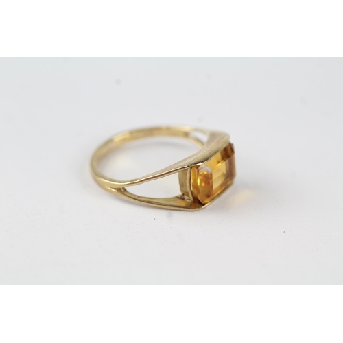 33 - 9ct gold citrine ring (2.1g) Size  K