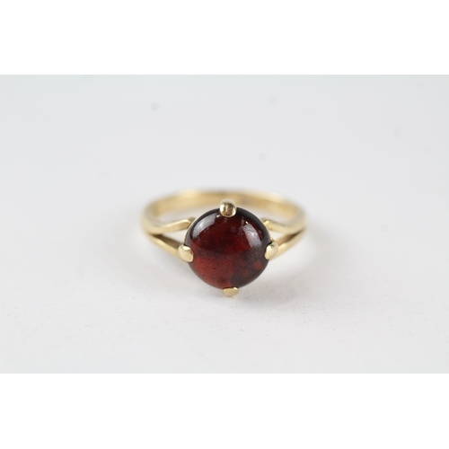 39 - 9ct gold garnet solitaire ring (2.8g) Size  L