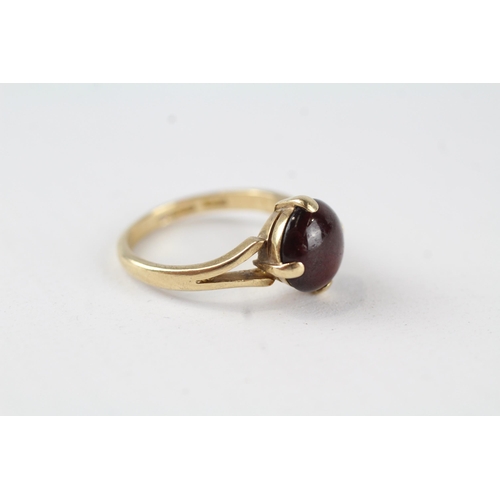 39 - 9ct gold garnet solitaire ring (2.8g) Size  L