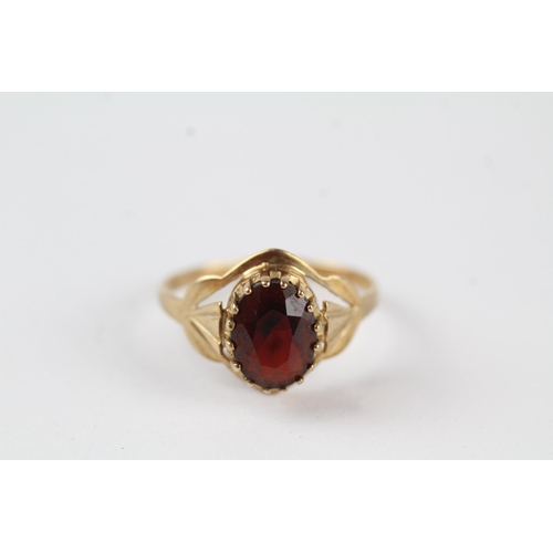 42 - 9ct gold vintage garnet dress ring (2g) Size  Q