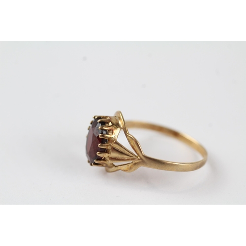 42 - 9ct gold vintage garnet dress ring (2g) Size  Q