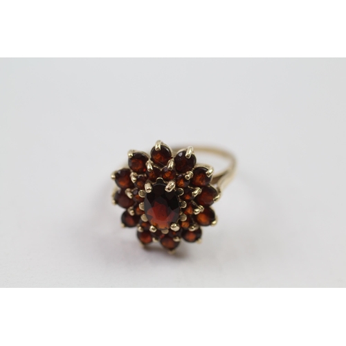 65 - 9ct gold vintage garnet cluster ring (4.1g) Size  K