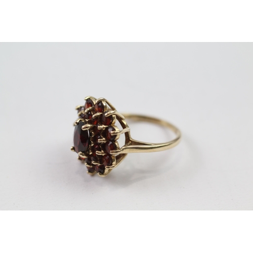 65 - 9ct gold vintage garnet cluster ring (4.1g) Size  K