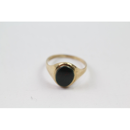 75 - 9ct gold bloodstone signet ring (1.7g) Size  N