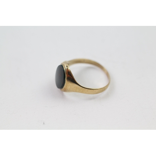 75 - 9ct gold bloodstone signet ring (1.7g) Size  N