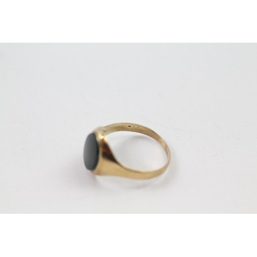 75 - 9ct gold bloodstone signet ring (1.7g) Size  N