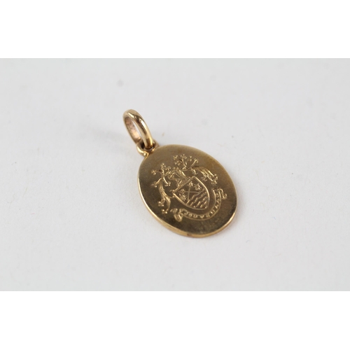 86 - 9ct gold family crest pendant (2.1g)