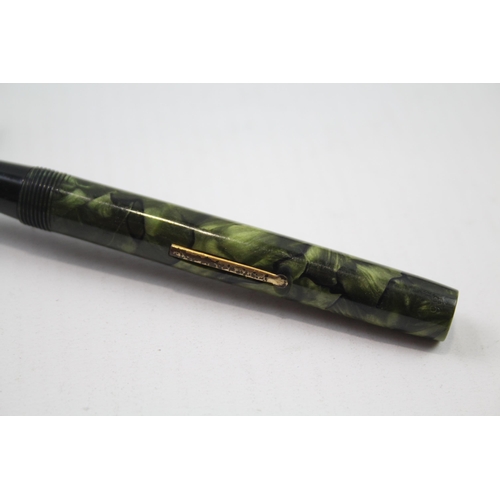 348 - Vintage DE LA RUE Dainty Green Lacquer Fountain Pen w/ 14ct Gold Nib WRITING