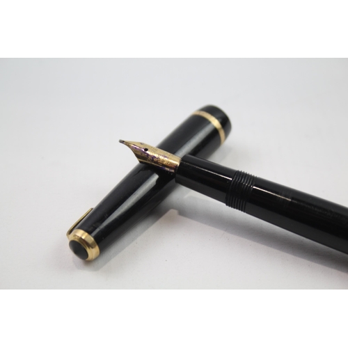 352 - Vintage PARKER Victory Black FOUNTAIN PEN w/ 14ct Gold Nib WRITING