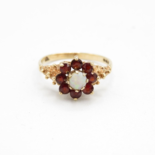 387 - 9ct Gold opal and garnet ring size M (2g)