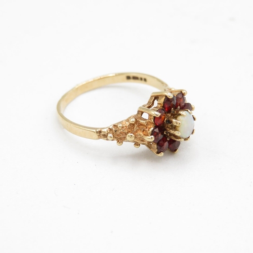 387 - 9ct Gold opal and garnet ring size M (2g)