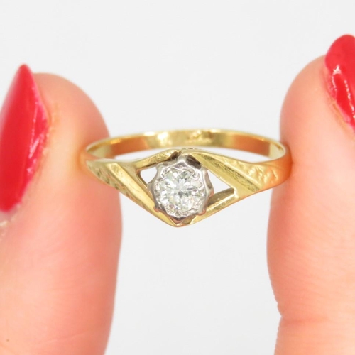 390 - 18ct Gold and 0.2ct diamond ring size L (2.4g)