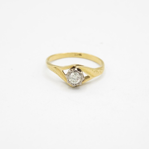 390 - 18ct Gold and 0.2ct diamond ring size L (2.4g)