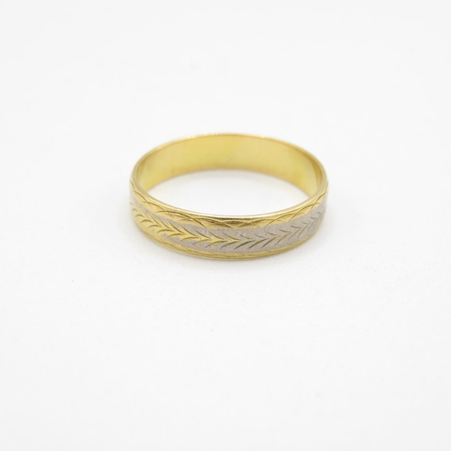 393 - 18ct Gold band ring size Q (3g)