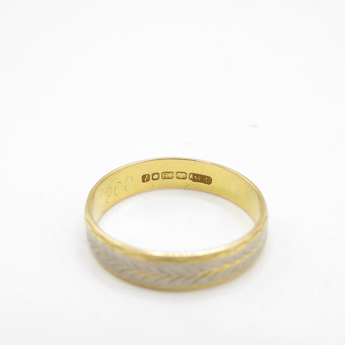 393 - 18ct Gold band ring size Q (3g)