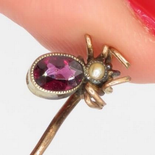 31 - 9ct gold Victorian garnet & seed pearl spider tie pin (1.1g)