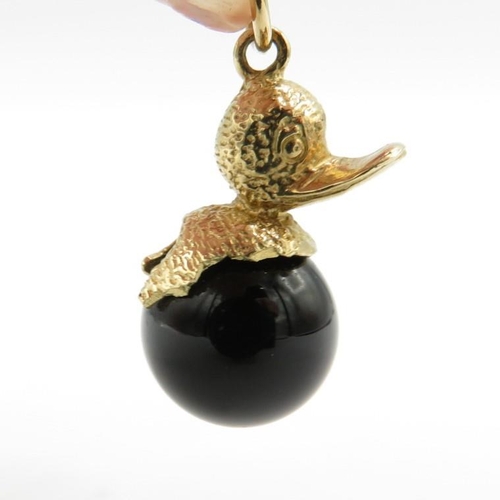 120 - 9ct gold vintage black onyx duck charm (2.9g)