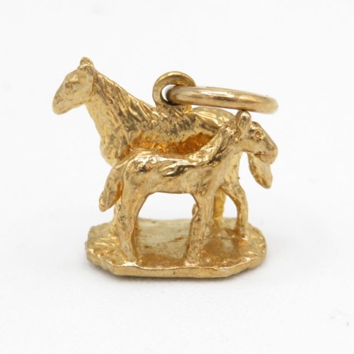 127 - 9ct gold horse & foal charm (2.5g)