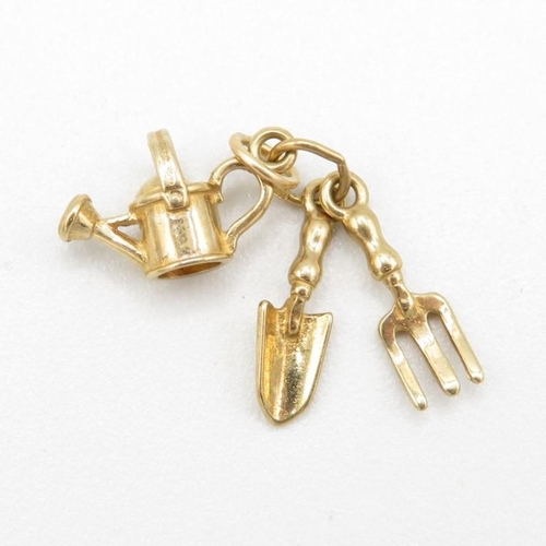 130 - 9ct gold gardening tools charm (1.1g)