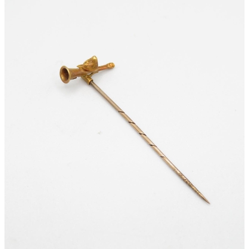 132 - 15ct gold antique fox hunting trophy stick pin (0.9g)