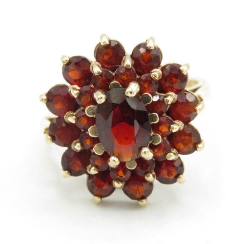 65 - 9ct gold vintage garnet cluster ring (4.1g) Size  K