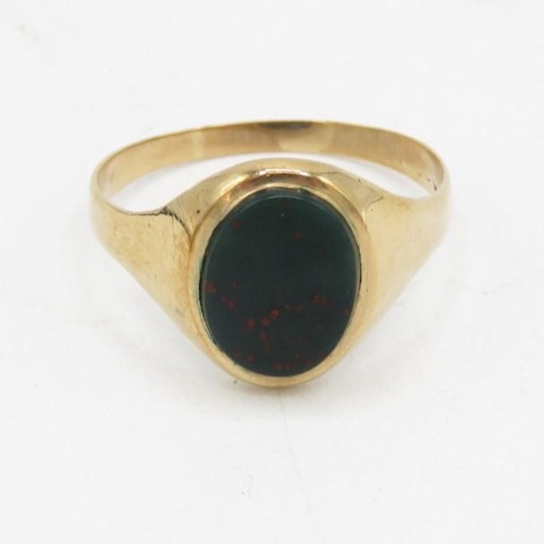 75 - 9ct gold bloodstone signet ring (1.7g) Size  N