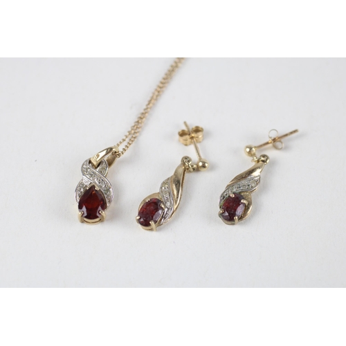 2x 9ct gold garnet & diamond earrings & necklace set (3.8g)