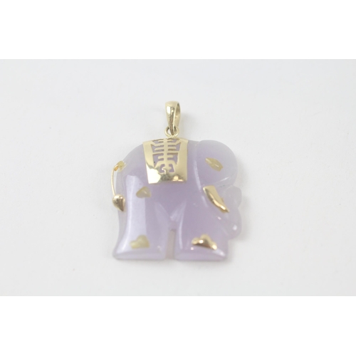 108 - 2x 9ct gold dyed jade carved elephant pendants (12.2g)