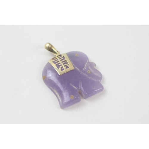 108 - 2x 9ct gold dyed jade carved elephant pendants (12.2g)