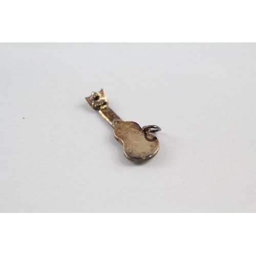 167 - 16ct gold guitar charm (0.8g)