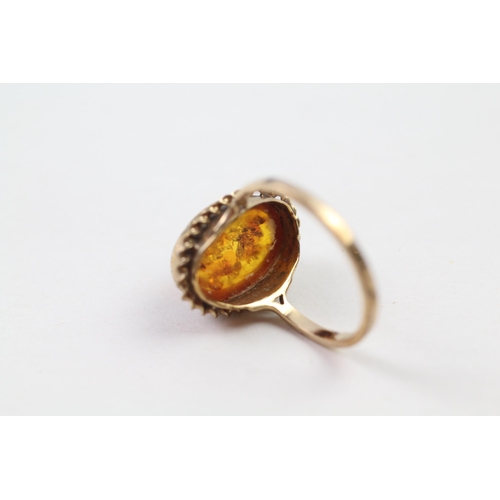 71 - 9ct gold processed amber oval cabochon single stone ring (2.5g) Size  O