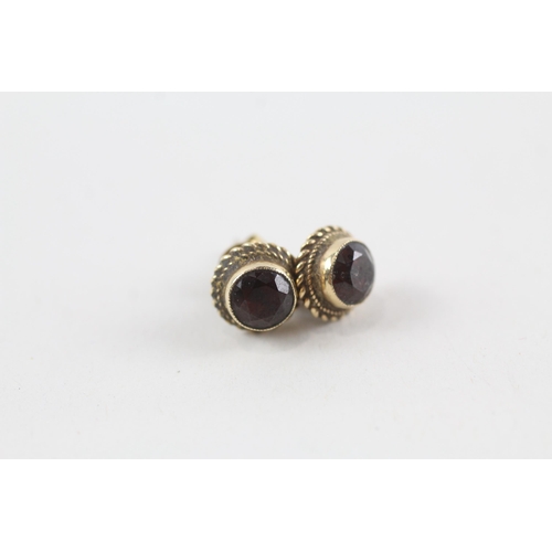 94 - 3 x 9ct gold garnet stud earrings inc. cluster (4.2g)