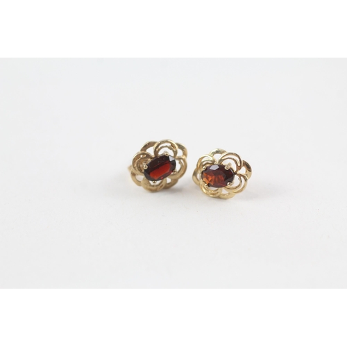 94 - 3 x 9ct gold garnet stud earrings inc. cluster (4.2g)