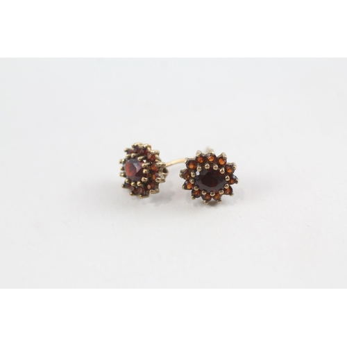 94 - 3 x 9ct gold garnet stud earrings inc. cluster (4.2g)