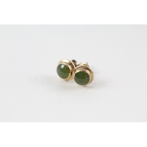 95 - 3 x 9ct gold gemstone stud earrings set with nephrite, garnet & chrysoprase (5.9g)