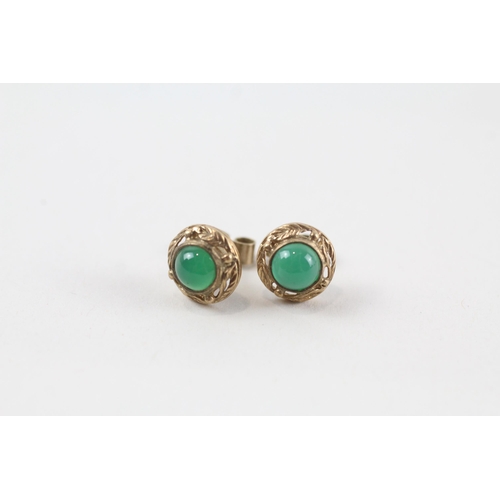 95 - 3 x 9ct gold gemstone stud earrings set with nephrite, garnet & chrysoprase (5.9g)