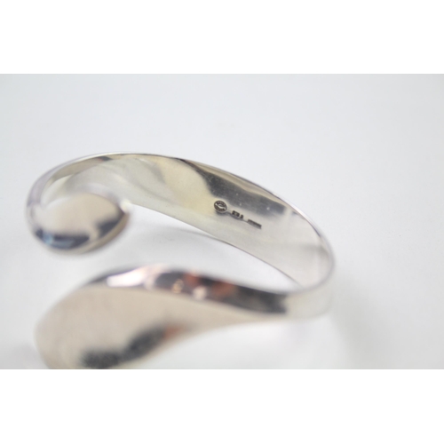 201 - Silver modernist crossover bangle by Georg Jensen (62g)