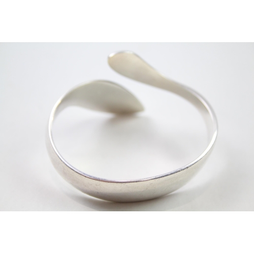 201 - Silver modernist crossover bangle by Georg Jensen (62g)