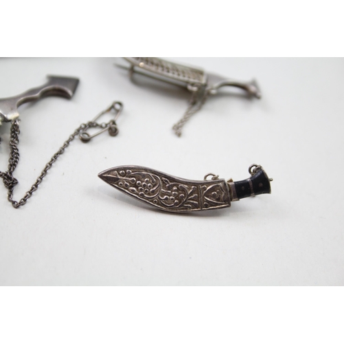 211 - A collection of silver dagger brooches (30g)