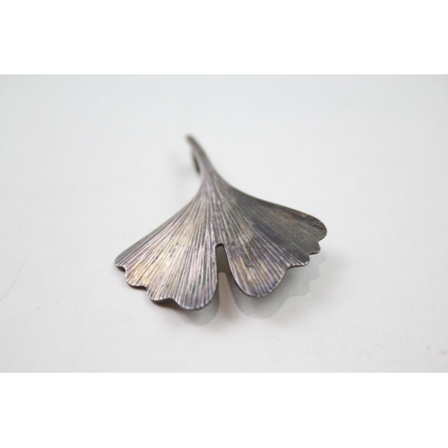 223 - Silver Scandi ginko Biloba leaf brooch by Tebonin (4g)