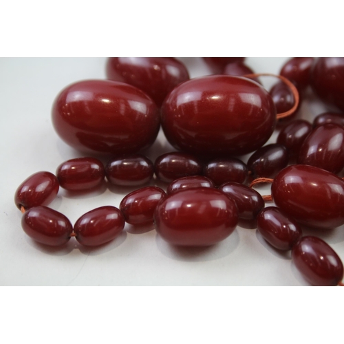 236 - Cherry Bakelite graduated necklace with internal streaking (70g)