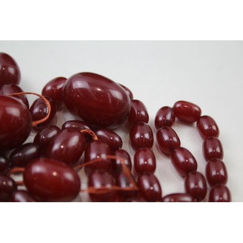 236 - Cherry Bakelite graduated necklace with internal streaking (70g)