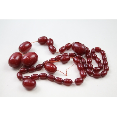 236 - Cherry Bakelite graduated necklace with internal streaking (70g)